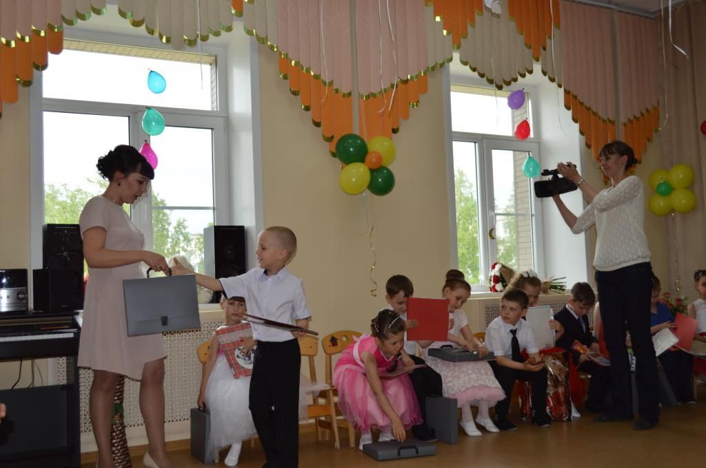 Заведующий детским садом поздравила будущих первоклассников с выпуском и вручила всем ребятам именные дипломы.